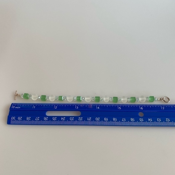 Artisan Beaded Bracelet 7.5” Toggle Clasp Green Clear Geometric Beads Jewelry - Picture 5 of 5
